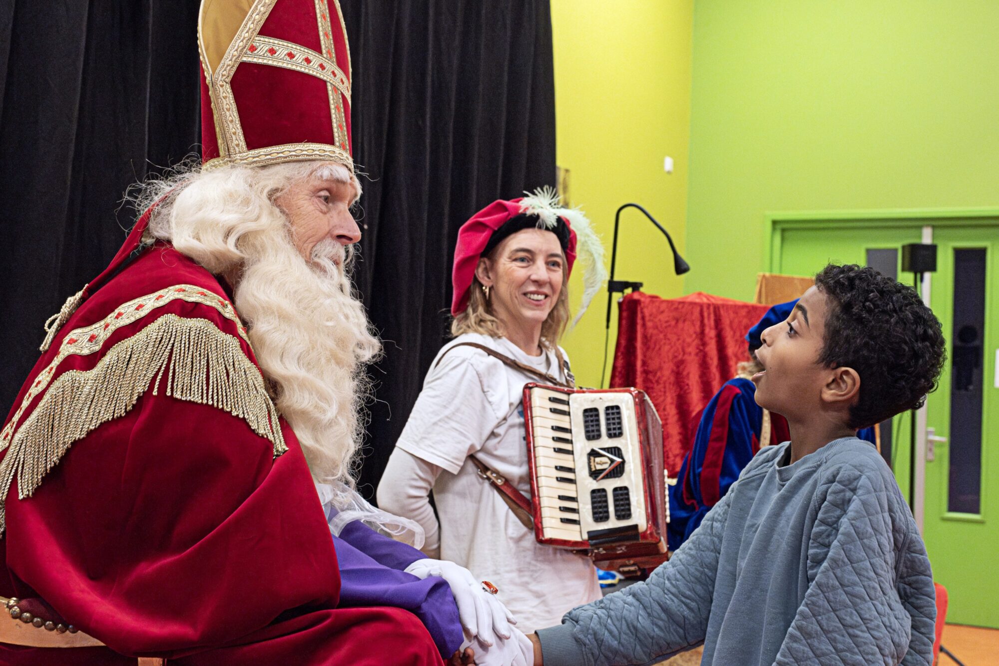 Sinterklaas brengt vreugde naar kinderen in AZC’s