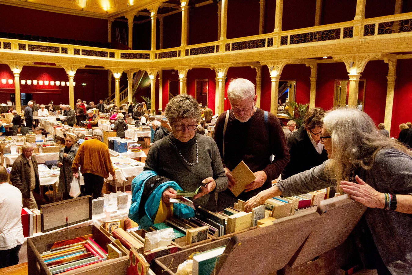 Buitensociëteit boordevol boeken