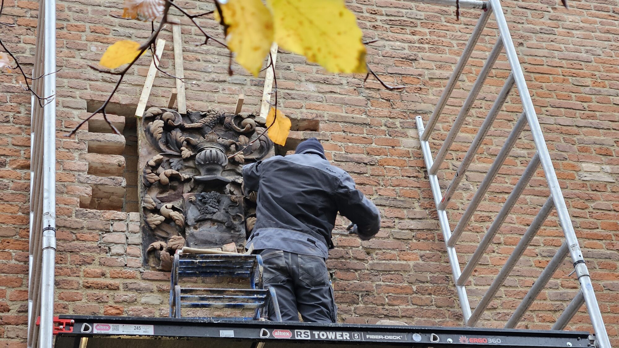 Wapensteen na 150 jaar weer terug in de poort