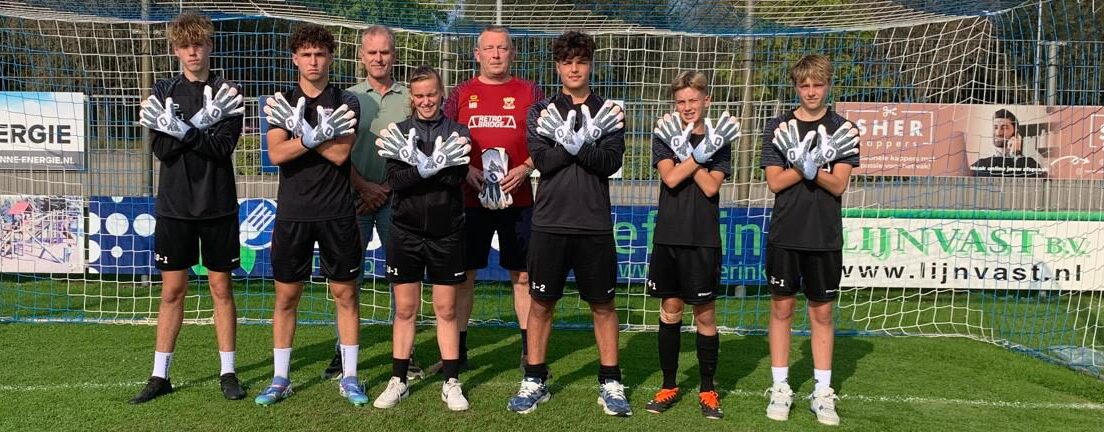 Nieuwe keepershandschoenen voor Voetbalacademie