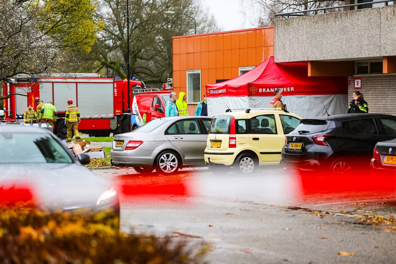 Persoon overleden na val van flat in Apeldoorn, politie doet onderzoek