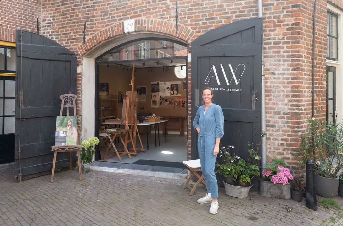 De Apeldoornse Yvette Hartog schildert in tv programma: Sterren Op Het Doek