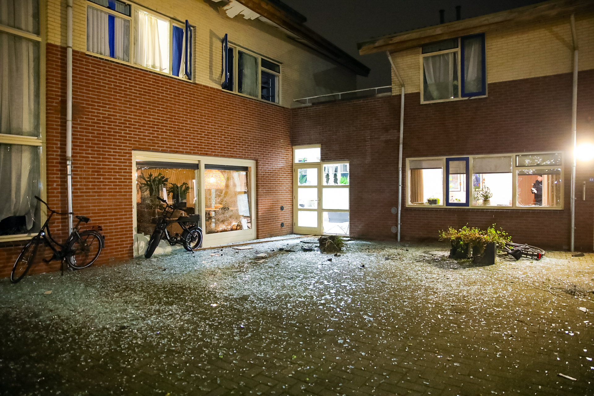 Explosie richt ravage aan bij opvang locatie in Apeldoorn ‘gerichte’ aanslag