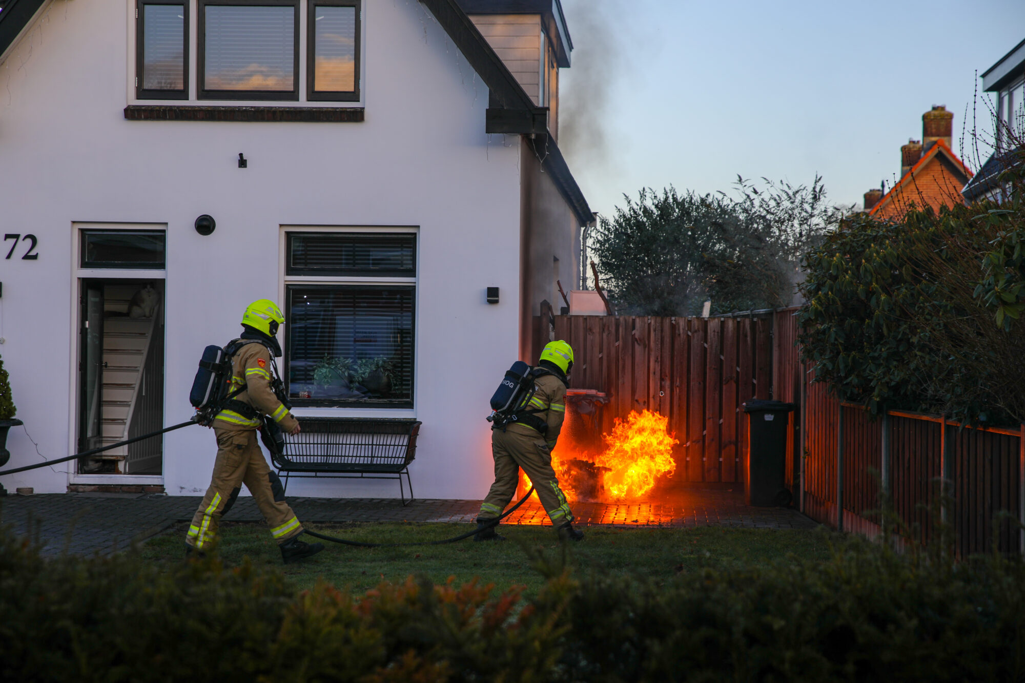 Kliko in brand naast woning