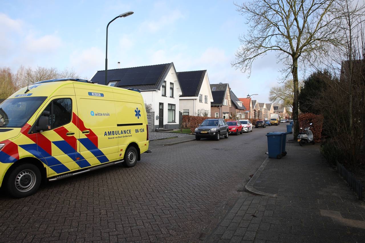 Scooterrijdster gewond na botsing met vuilniswagen in Apeldoorn