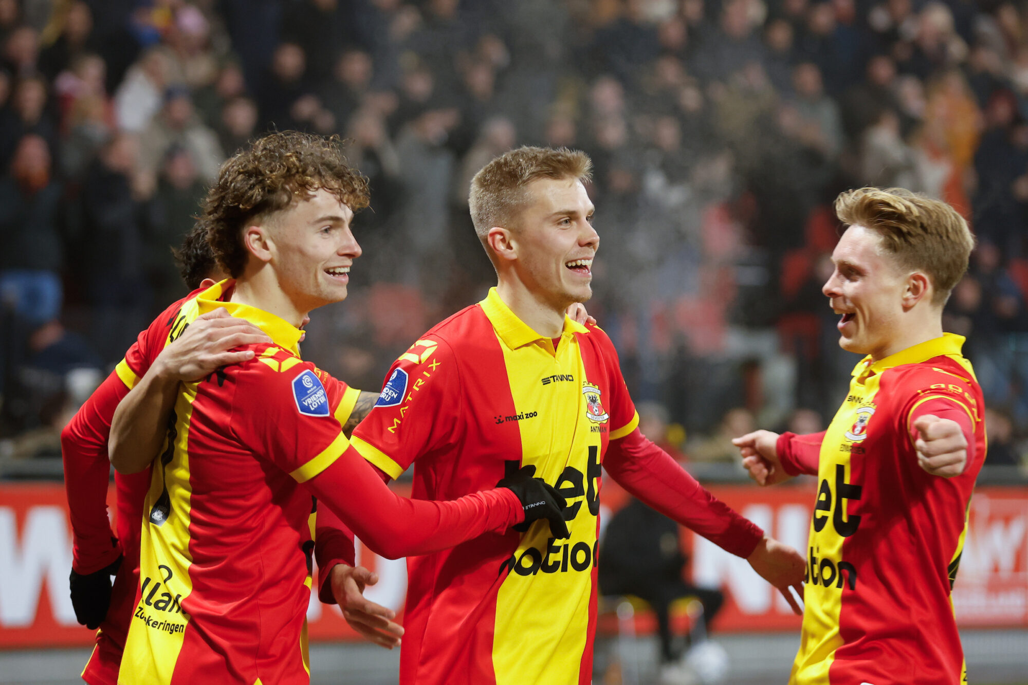 Invaller helpt Go Ahead Eagles in blessuretijd aan overwinning